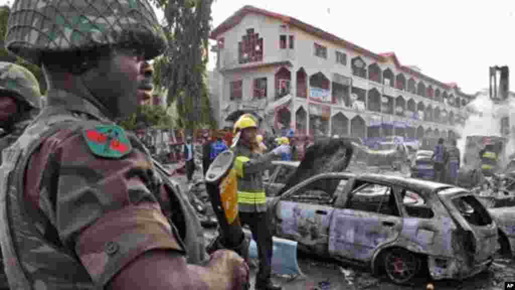 Sojojin na sintiri a inda Bom ya fashe a Abuja 25, ga Yuni 2014. 