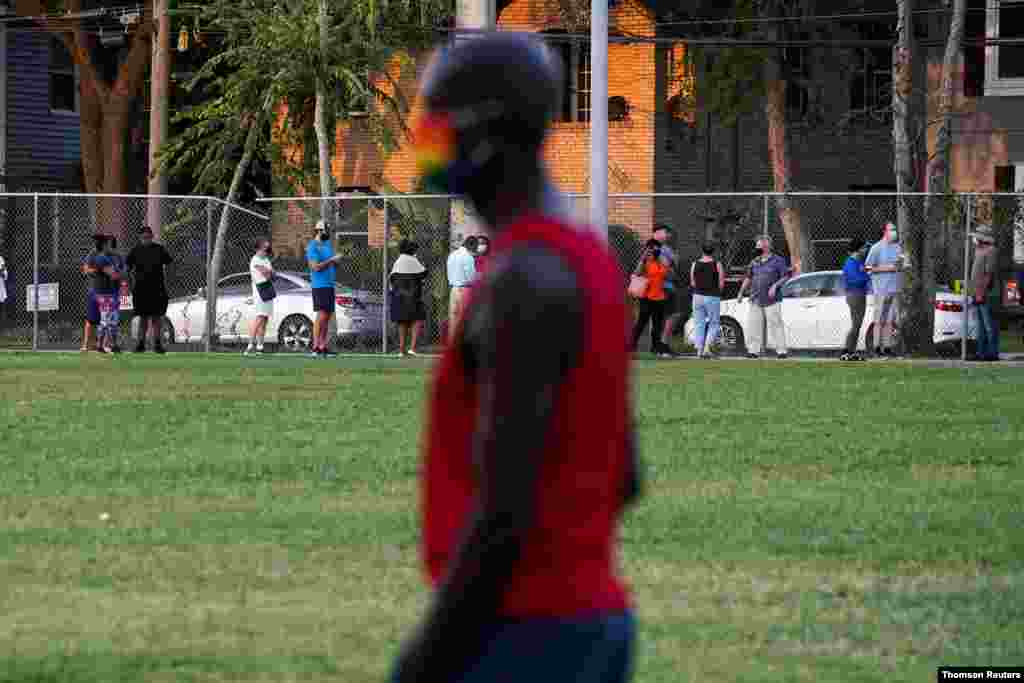 미국 대선 사전투표가 시작된 택사스주 휴스턴에서 시민들이 투표소 앞에 줄을 서 있다. 