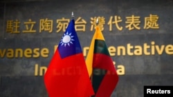 资料照片：台湾驻维尔纽斯的台湾代表处里摆放的台湾与立陶宛旗帜。（2022年1月20日）