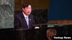 한국 문화체육관광부와 2018 평창 동계올림픽대회 및 동계패럴림픽대회 조직위원회가 13일 뉴욕 유엔본부에서 열린 유엔총회에서 '2018 평창올림픽 휴전 결의안'이 채택됐다고 14일 전했다. 한국 정부대표단으로 참가한 이희범 조직위원장이 기조연설을 하고 있다.