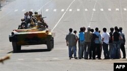 军队装甲车在奥什街头巡逻