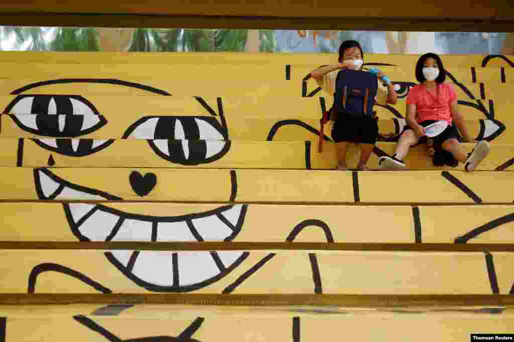 서울에서 코로나바이러스 감염 예방을 위해 아이들이 마스크를 착용하고 있다. 