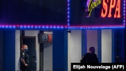 亚特兰大警方16日晚上在一处枪击案现场进行调查 (法新社）