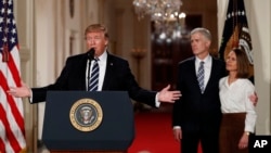 آقای گورساچ در کنار همسرش و دونالد ترامپ رئیس جمهوری ایالات متحده آمریکا