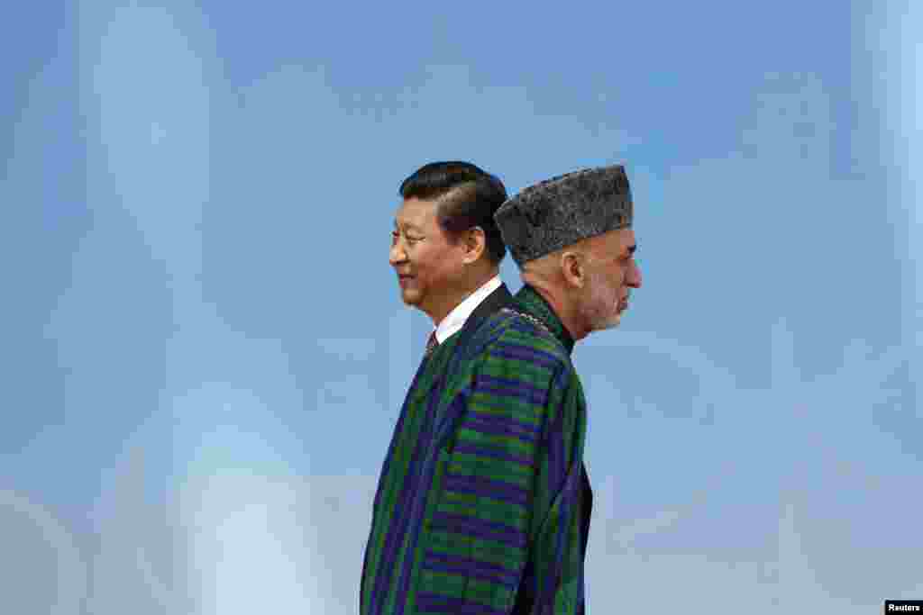 Waandamanaji wanaopinga kitendo cha kikosi cha kumlinda rais, kuchukua madaraka wakizuia magari katika barabara za mji mkuu wa Ouagadougou, Burkina Faso, 16 Septembre, 2015.