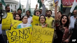 파키스탄 라호르에서 시민단체 회원들이 사우디 주도의 예멘 공습에 반대하는 집회를 벌였다.