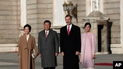Dari kiri: Peng Liyuan (ibu negara China), Presiden China Xi Jinping, Raja Felipe dari Spanyol dan Ratu Letizia, dalam upacara penyambutan di Istana Kerajaan di Madrid, Spanyol, Rabu, November. 28, 2018.