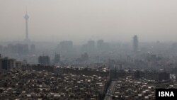 이란 수도 테헤란 시가지가 짙은 스모그에 덮여있다.