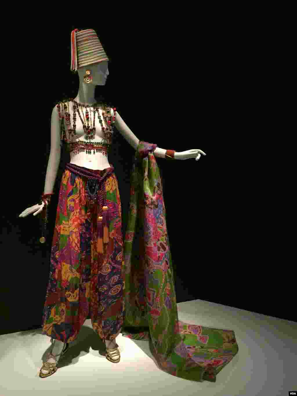 نمایشگاه تاریخچه ایو سن لوران طراح مد فرانسوی