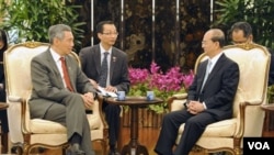 PM Singapura Lee Hsien Loong (kiri) menerima Presiden Burma Thein Sein di Istana PM Singapura, Senin (30/1).