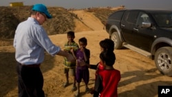 Le directeur exécutif adjoint de l'UNICEF, Justin Forsyth, avec des enfants réfugiés Rohingya à Balukhali, au Bangladesh, le 24 janvier 2018.