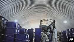 افغانستان میں الیکشن کمیشن کے اہلکار ٹرک میں بیلٹ باکس رکھتے ہوئے (فائل فوٹو)