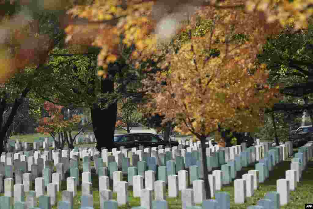 Mobil Limousin Presiden AS Barack Obama tiba di Taman Makam Pahlawan Arlington untuk peringatan Hari Veteran di Arlington, Virginia.