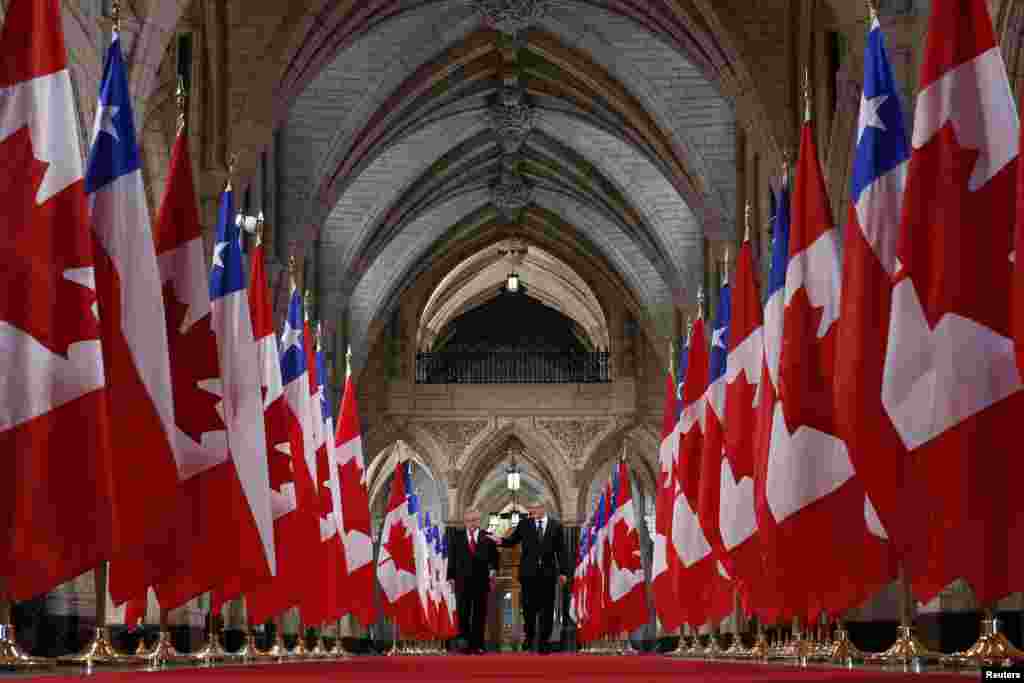 PM Kanada Stephen Harper (kanan) mendampingi Presiden Chile Sebastian Pinera di &quot;Hall of Honor, Parliament Hill&quot; di Ottawa. 