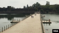 ភ្ញៀវទេសចរមួយចំនួន ដើរលើ​ស្ពាន​ពោងផ្លាស្ទិក​ ជំនួសឲ្យស្ពានហាល​ ចូលទៅក្នុង​ប្រាសាទ​អង្គរ​វត្ត​ ខេត្តសៀមរាប នៅថ្ងៃទី​១៨​ ខែមីនា​ ឆ្នាំ២០២០។ ​(ហ៊ុល រស្មី/VOA) 