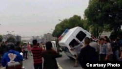 据信来自余杭区抗议垃圾焚化厂现场的图片(网络图片)