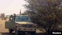 Des combattants du MNLA se reposent dans un 4x4 à l'ombre d'un arbre