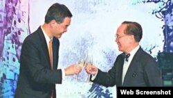 香港前特首曾荫权（右）与前特首梁振英（资料照片）