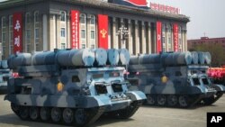 지난 2017년 4월 15일 평양 김일성광장에서 열린 태양절 열병식에서 북한이 처음으로 신형 단거리 지대함 순항미사일을 공개했다. (자료사진)