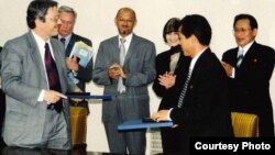 북한 정부 대표와 함께 국제리더 양성 프로그램 계약서에 사인하는 펠릭스 압트 씨(왼쪽).