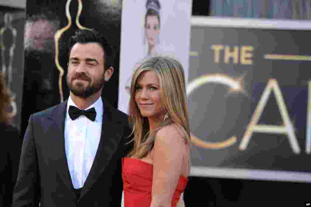 詹妮弗&middot;安妮斯顿（Jennifer Aniston）和贾斯汀&middot;瑟鲁（ Justin Theroux ）在洛杉矶杜比数字影院，准备参加奥斯卡颁奖仪式 （2013年2月24日）。 