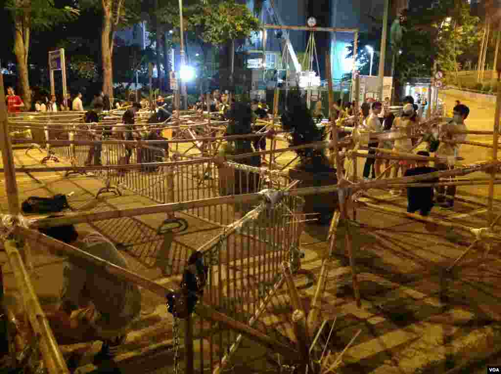 占领人士星期一晚在金钟道上架设和加固路障 (美国之音海彦拍摄)