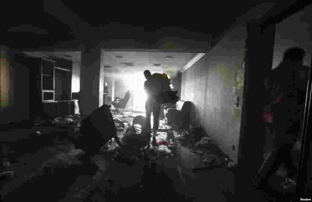 2013年7月1日，抗议者焚烧了穆斯林兄弟会在开罗穆卡塔姆区的总部后，趁火打劫者搬走家具和其它物品。