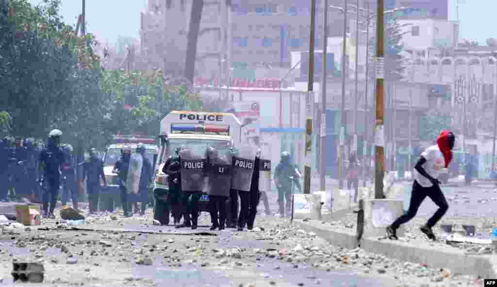 និស្សិត​​ប៉ះទង្គិច​ជា​មួយ​នឹង​ប៉ូលិសសេណេហ្គាល់​អំឡុង​បាតុកម្ម​មួយ​នៅ​ខាងក្រៅ​របងសាកលវិទ្យាល័យ​ Cheikh Anta Diop of Dakar។ ការ​ប៉ះទង្គិច​ថ្មី​មួយ​​រវាង​សិស្ស​និស្សិត​និង​មន្រ្តី​ពង្រឹង​ច្បាប់​បាន​ផ្ទុះ​ឡើង​នៅ​តាម​សាកល​វិទ្យាល័យ​ក្នុង​ប្រទេស​សេណេហ្គាល់​​មួយ​ថ្ងៃបន្ទាប់​ពី​និស្សិត​ឆ្នាំទី​ពីរ​ម្នាក់ឈ្មោះ​ Mohamed Fallou Sene អាយុ២៥ឆ្នាំ​ត្រូវ​បាន​សម្លាប់​អំឡុង​បាតុកម្ម​មួយ​អំពី​ជំនួយ​ ដែល​បង្ក​ឲ្យ​មាន​បាតុកម្ម​កាន់តែ​ច្រើន​នៅ​តាមសាកលវិទ្យាល័យ​ទូទាំង​ប្រទេស​នៅ​អាហ្រ្វិក។