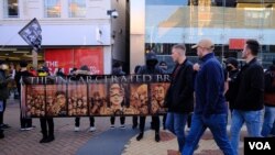 英国伦敦京士顿2022年1月9日出现港人组人链支持香港新闻自由（美国之音特约记者郑乐捷）