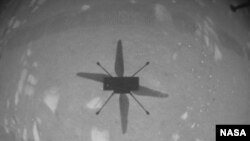 Máy bay Ingenuity của NASA bay trên sao Hỏa và gửi về hình ảnh này ngày 19/4/2021.