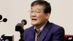 북한에 억류 중인 한국계 미국인 김동철 씨가 지난 2016년 3월 평양에서 간첩 혐의를 인정하는 기자회견을 가졌다고, 북한 관영 조선중앙통신이 보도했다.