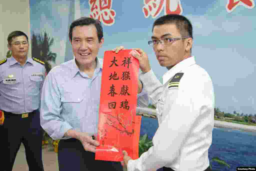 马总统颁赠驻岛人员福袋（台湾总统府）