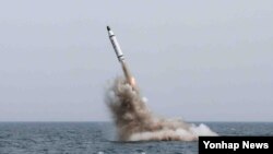 북한은 지난 9일 전략잠수함의 탄도탄 수중시험발사에 성공했다고 밝혔다. (자료사진)
