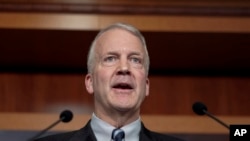 资料照片：阿拉斯加州联邦参议员丹·沙利文。(2024年2月8日）