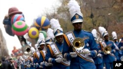 L’orchestre Bahama All Stars en pleine performance lors du défilé de la Thanksgiving à New York, 27 novembre 2014.