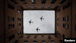 资料照片：俄罗斯伊尔-76军用运输机在庆祝第二次世界大战战胜纳粹德国75周年的飞行彩排中编队飞行在莫斯科上空。（路透社）