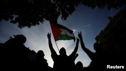 Pjesëmarrës të protestës pro-palestineze para zyres së BE-së në Barcelonë, më 27 maj, 2024/Reuters