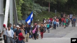 洪都拉斯移民穿过危地马拉向美国前进。（2018年10月16日）