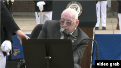 پیش از سخنرانی آقای پنس، یکی از تفنگداران بازنشسته که از بمبگذاری سال ۱۹۸۳ جان به در برد، سخنرانی کرد.