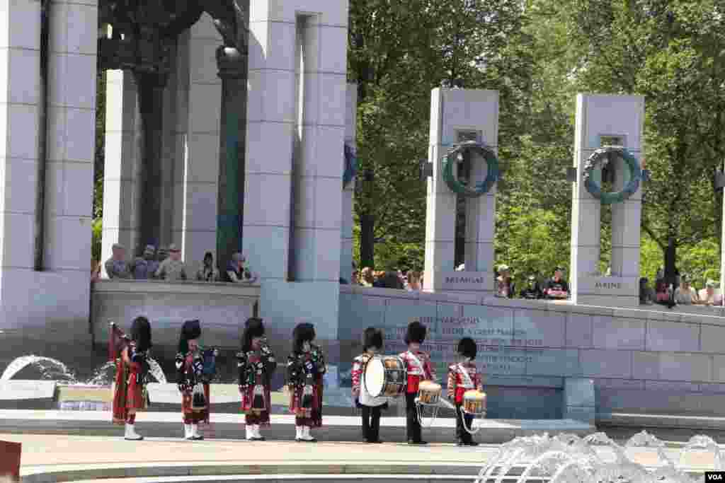 二战老飞机飞越华盛顿 庆祝欧洲胜利70周年 (美国之音杨晨拍摄)