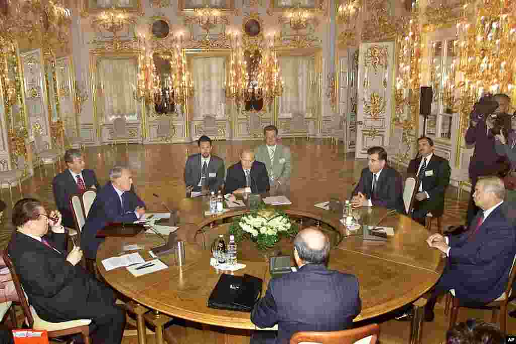 2002年6月7日，中国主席江泽民，俄罗斯总统普京和哈萨克、乌兹别克、塔吉克、吉尔吉斯领导人在俄罗斯圣彼得堡郊外的前皇宫参加上海合作组织峰会