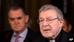 Le cardinal australien George Pell lit une déclaration aux journalistes après avoir rencontré les membres du groupe australien de parents et victimes d'abus sexuels de prêtres, à Rome, 3 mars 2016.