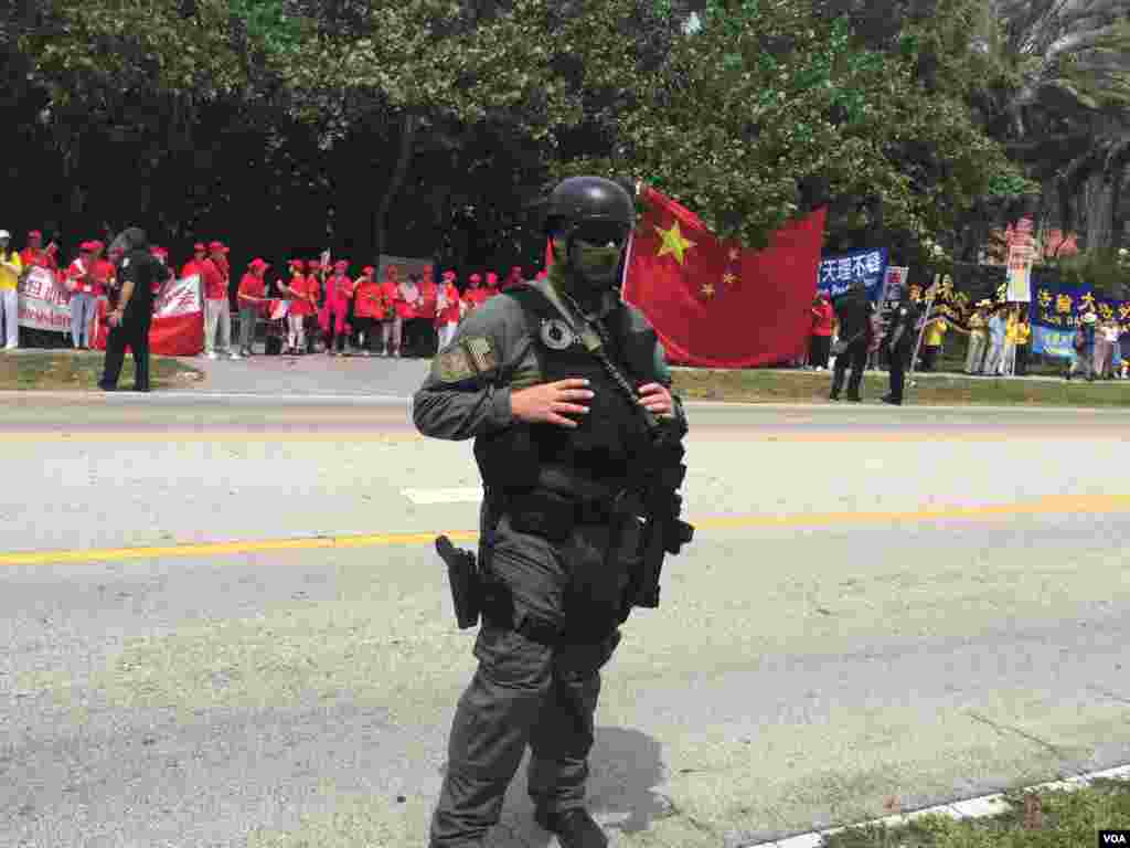 防爆警察与聚集在习近平下塌酒店附近的人群(美国之音莉雅拍摄)。这张图片中有穿红色上衣的欢迎习近平的人群，有人称他们为红衫军，也有法轮功示威者。