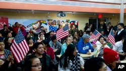 2014年11月20日人们观看奥巴马总统关于移民改革尚未电视讲话