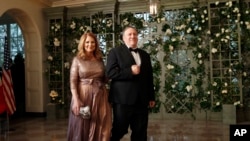 蓬佩奥和夫人参加川普总统在白宫为法国总统马克龙举办的国宴。（2018年4月24日）