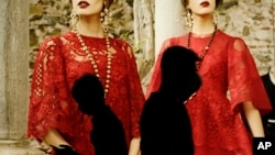 중국 상하이의 시내의 고가브랜드 의류점. (자료사진)