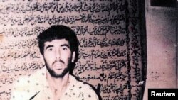 تصویری رون آراد، خلبان اسرائیلی ناپدید شده در لبنان در حین اسارت. این تصویر ۱۳ ژوئیه ۲۰۰۸ در شبکه ۱۰ خبر اسرائیل منتشر شد.