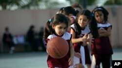 des Jeunes filles s'entrainant au basket à Jeddah, en Arabie Saoudite, le 12 mai 2014. 