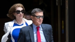 资料照片：前国家安全顾问迈克尔·弗林和律师悉尼·鲍威尔离开华盛顿的联邦法庭。 (2029年6月2日)