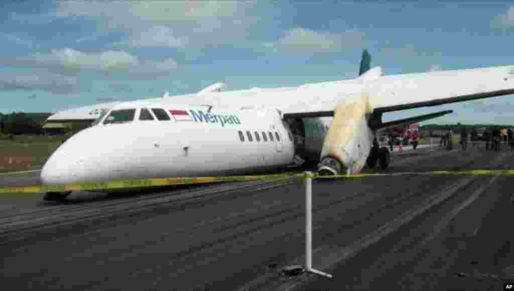 Puing-puing pesawat bermesin turboprop kembar Xian MA60 buatan China milik maskapai Merpati Nusantara Airlines setelah terhempas dengan keras, saat mendarat di landasan pacu bandara El Tari di Kupang, Nusa Tenggara Timur.